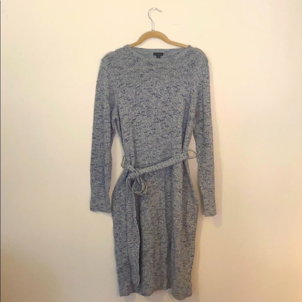 MIDI multi gray knit dress with belt at waist.